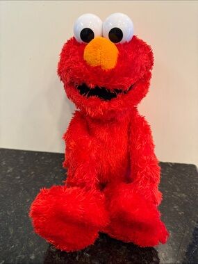 Tickle Me Elmo 2016 C0923 Giggles Shakes Talks Hasbro Sesame Street Plush